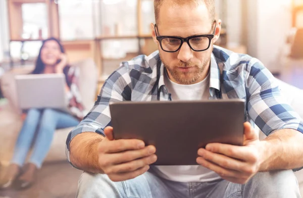 Yakışıklı erkek serbest meslek sahibi tablet bilgisayar ile çalışma