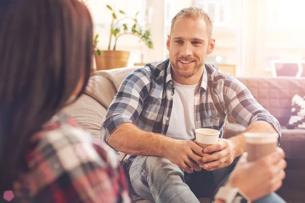 Homem alegre discutindo estratégias de negócios com o companheiro de startup feminino — Fotografia de Stock