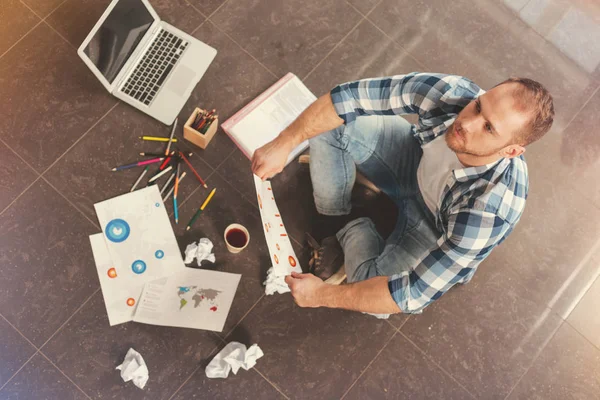 Nachdenklicher junger Mann arbeitet hart an Geschäftsprojekt — Stockfoto