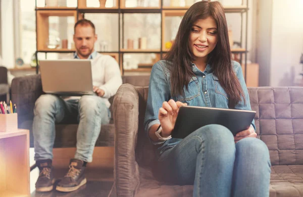 Foco seletivo em freelance feminino trabalhando em tablet digital — Fotografia de Stock