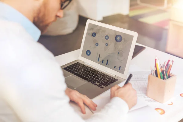 Millennial male entrepreneur working on serious project — Stock Photo, Image