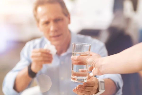 Primer plano de una persona agradable sosteniendo un vaso de agua —  Fotos de Stock