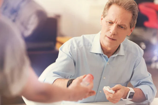 Humeurig ongezonde man zit in het kantoor — Stockfoto