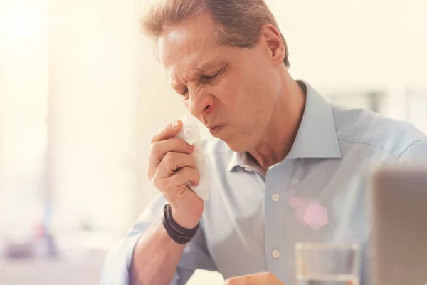 Mogen sjuk man känna ohälsosamt på kontoret — Stockfoto