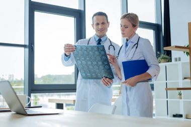 Hoş akıllı iş arkadaşlarınızla birlikte çalışma