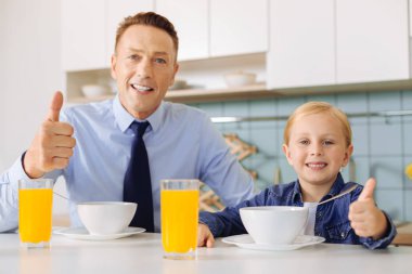 Olumlu mutlu baba ve kızı jest Yaşasın gösterilen