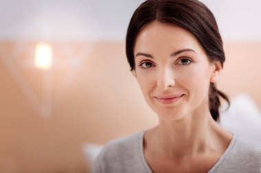 Sakin bir gülümseyen kadın güzel yüzü