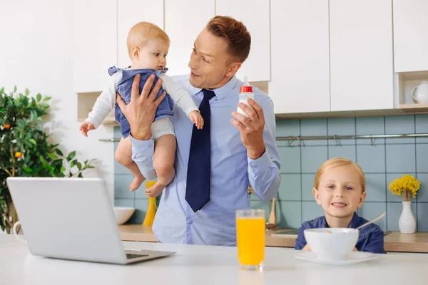 娘と朝食を食べて幸せな陽気な男 — ストック写真