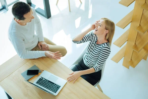 Gelukkig vreugdevolle vrouw wordt in een prachtige sfeer — Stockfoto