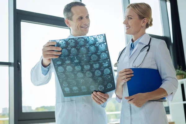 Felice gioioso medici guardando l'un l'altro — Foto Stock