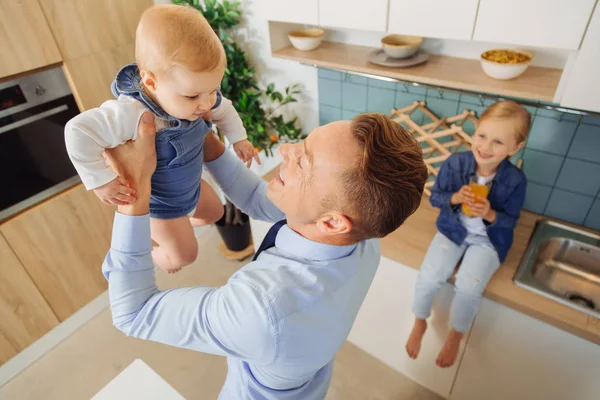 Feliz buen hombre jugando con su hija bebé — Foto de Stock