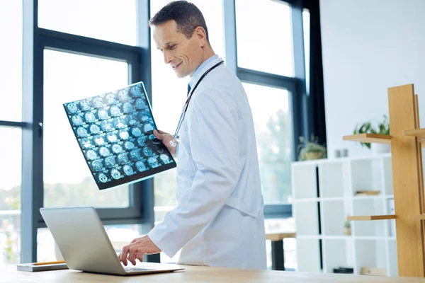 Bir X ray holding ciddi akıllı radyolog inceden inceye gözden geçirmek