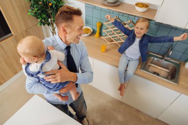 Çok mutlu neşeli adam kızı ile eğleniyor