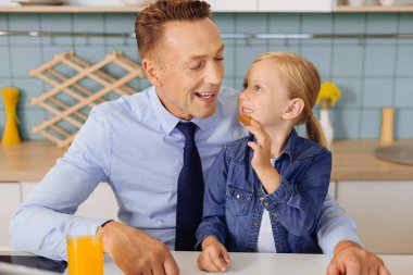 Babası için bir tanımlama bilgisi veren pozitif sarışın kız