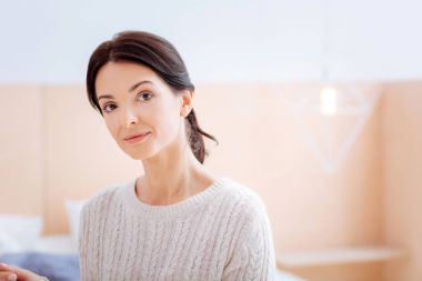 Ayakta ve biraz gülümseyen güzel kadın