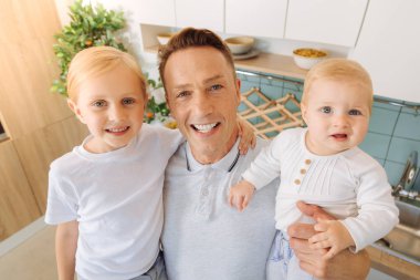 Onun kızı tutan memnun iyi adam