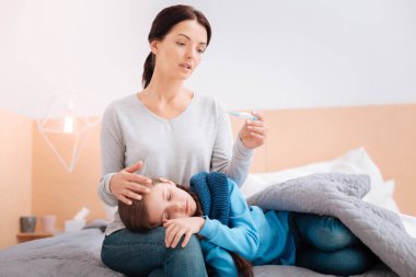 Endişeli bir anne diz hasta çocuk