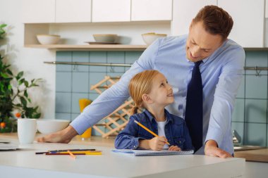 Mutluluk pozitif kız ödevini yapıyor