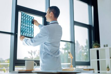 Pencerenin duran akıllı yetenekli doktor