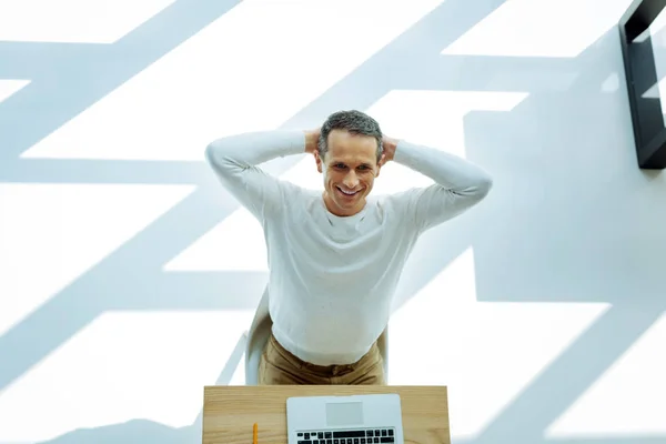 Vista superior de un buen hombre positivo descansando — Foto de Stock