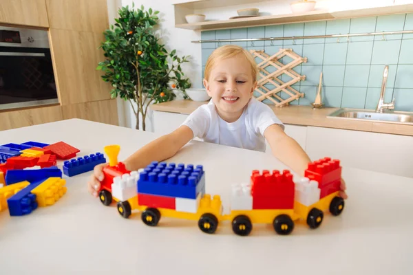 Счастливая красивая девушка строит поезд — стоковое фото