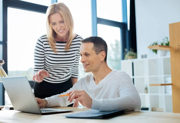 Fröhliche blonde Frau, die neben ihrem Chef steht — Stockfoto