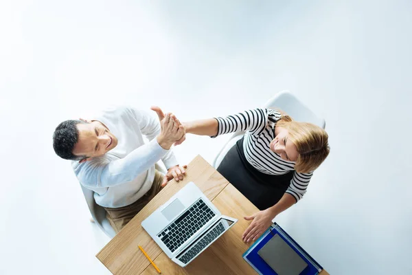 Positiv trevlig man och kvinna som ger en hög fem — Stockfoto