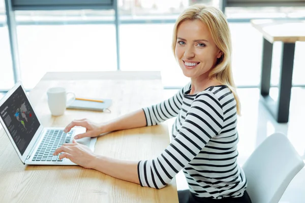 Mujer alegre inteligente que trabaja en el ordenador portátil — Foto de Stock