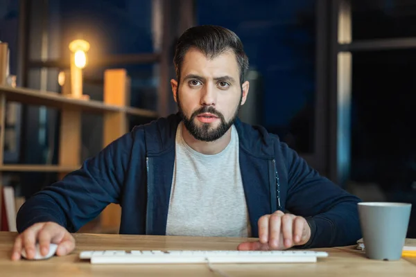 Porträtt av stilig manlig person medan du arbetar — Stockfoto