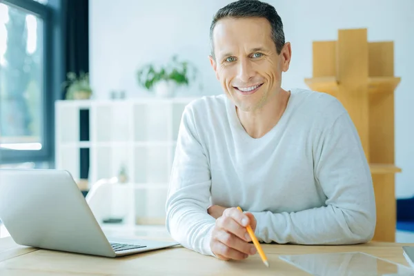 Atractivo hombre inteligente sentado a la mesa — Foto de Stock