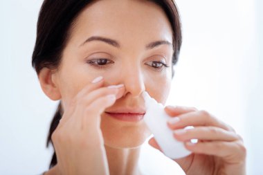 Gülümseyen kadın bloke burnunu kür