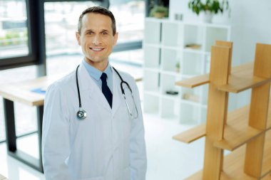 Kendine güvenen güzel Doktor sana bakmak