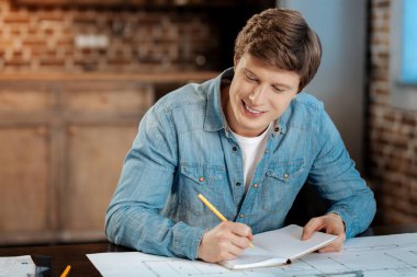 Hoş genç bir mühendis notlar