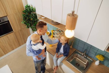 Kızıyla konuşan memnun olumlu adam