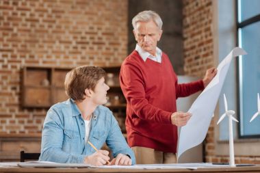 Kıdemli tecrübeli adam genç meslektaşı Blueprint kontrol