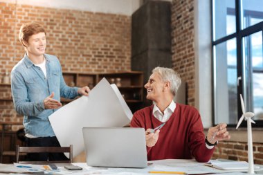 Neşeli arkadaşları planları üzerinde çalışırken konuşmak