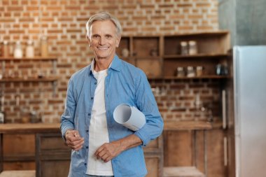 Bir plan holding neşeli komuta sizde