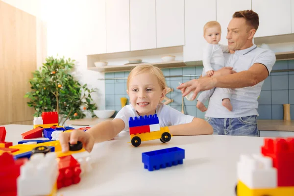 Mutlu güzel kız alma kurucu parçaları atandı