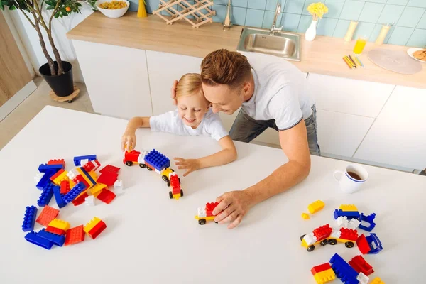 Mutlu bir bakım baba ile kızının oynarken Üstten Görünüm