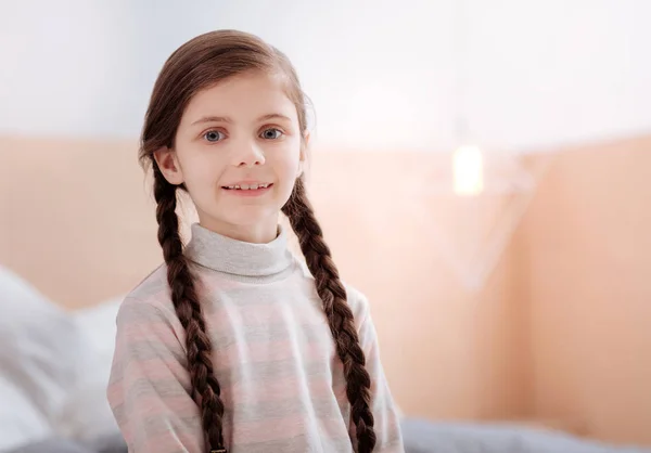 Portrétu z cute usmívající se dívka s hrozny — Stock fotografie