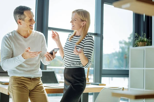 Blij positieve collega's met elkaar praten — Stockfoto