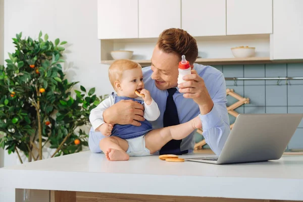 Glücklicher Mann kümmert sich um seine kleine Tochter — Stockfoto