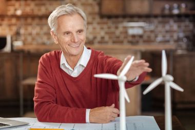 Neşeli komuta sizde bir el doğru rüzgar türbin modelleri ulaşan