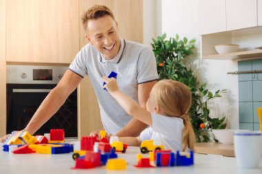 Oluşturucu eseri holding neşeli güzel kız