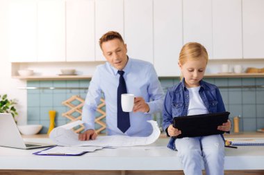 Güzel sarışın kız tablet kullanma