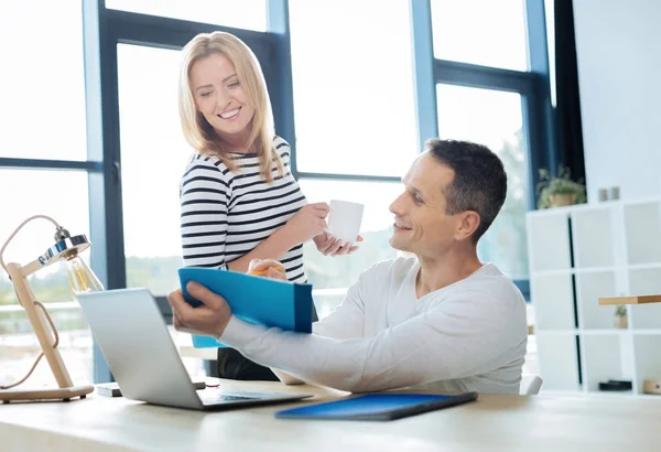 Blij positieve vrouw met een kopje met thee — Stockfoto