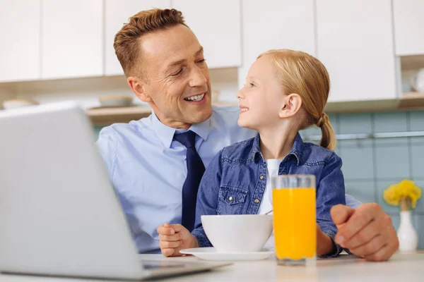 Alegre buen hombre mirando a su hijo — Foto de Stock