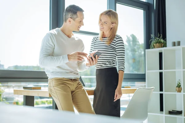 Positieve blij man kijken naar zijn collega — Stockfoto