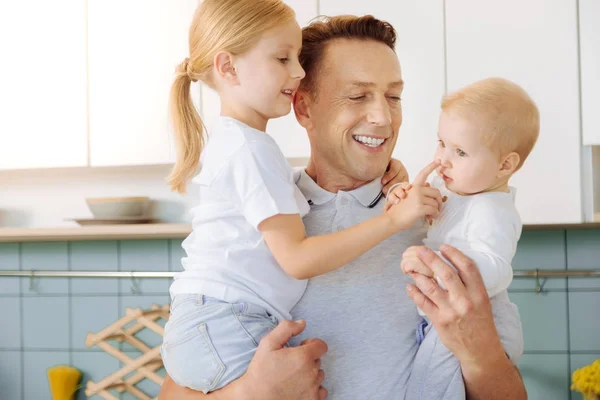 Positivo hombre agradable pasar tiempo con sus hijas — Foto de Stock