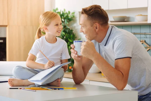 Simpatico uomo felice che tiene una tazza di tè — Foto Stock